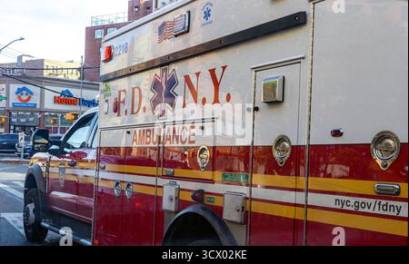 Primo piano sul lato di un'ambulanza della FDNY nel Bronx, New York. Veicolo di emergenza che attraversa la città. Foto Stock