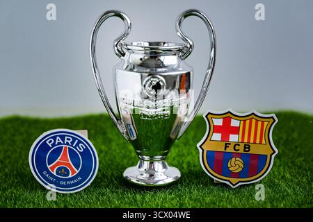 18 aprile 2025, Mosca, Russia. Gli emblemi delle squadre di calcio che partecipano alla UEFA Champions League FC Barcelona e al Paris Saint-Germain FC. Foto Stock