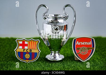 18 aprile 2025, Mosca, Russia. Gli emblemi delle squadre di calcio che partecipano alla UEFA Champions League Arsenal FC London e FC Barcelona. Foto Stock