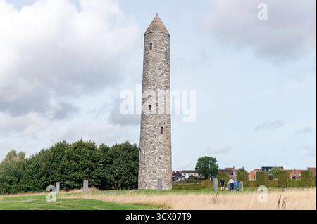 Mesen Belgio settembre 2025 Island of Ireland Peace Park Memorial a quelli dell'isola d'Irlanda che sono morti nella prima guerra mondiale tomba, tombe, prima guerra mondiale, prima guerra mondiale, cimitero, Graves, First, round, tower, Irish, Pairc Siochana d Oilean na hEireann, Iers vredespark, Messines, Battaglia, Foto Stock