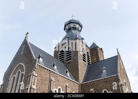Mesen Belgio settembre 2025 Sint-Niklaaskerk Chiesa di San Nicola con la sua caratteristica guglia, dikkop. Costruzione, Messines, Foto Stock