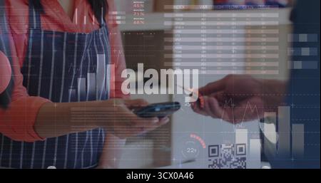 Cassiere con grembiule a righe che scansiona la carta di credito al momento del pagamento, con codice QR e sovrapposizioni dati Foto Stock