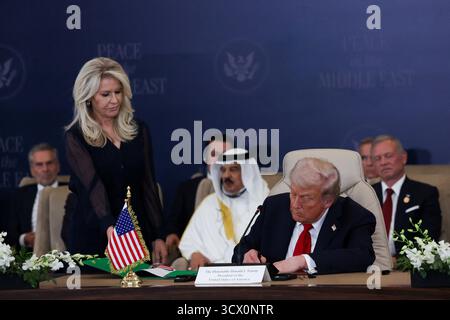 Il presidente DEGLI STATI UNITI Donald Trump firma l'accordo durante il vertice di pace di Sharm El Sheikh in Egitto. Data foto: Lunedì 13 ottobre 2025. Foto Stock
