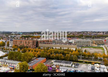 Neue Nutzung des Gelände des ehemaligen Güterbahnhofs in Bad Cannstatt. Auf 25 Hektar entstehen rund 850 Wohnungen, Gewerbeflächen, Parks, Plätze und Straßen. // 12.10.2025. Stoccarda, Baden-Württemberg, Deutschland *** nuovo utilizzo per il sito dell'ex stazione merci di Bad Cannstatt circa 850 appartamenti, spazi commerciali, parchi, piazze e strade sono in costruzione su 25 ettari 12 10 2025 Stoccarda, Baden Württemberg, Germania Foto Stock
