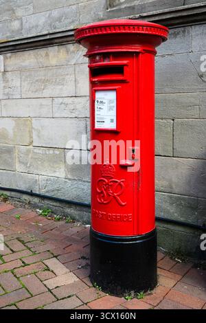 Oswestry, Inghilterra, Regno Unito - 29 agosto 2025; George vi Royal cypher su cassetta postale rossa su Brick Street Foto Stock