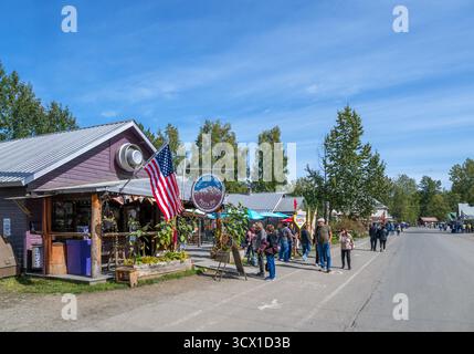 Ristorante e negozi sulla East Main Street a Talkeetna, Alaska, Stati Uniti Foto Stock