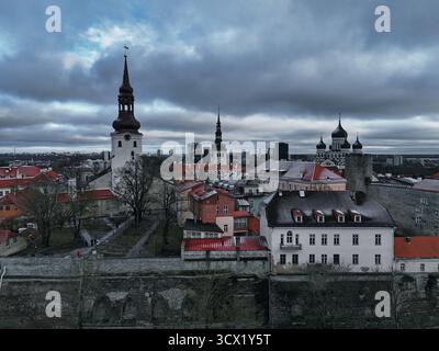 Vista panoramica della città vecchia di Tallinn in inverno sotto un cielo spettacolare Foto Stock