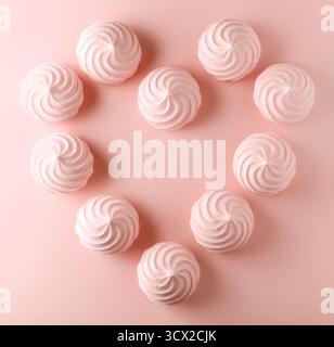 Forma a cuore fatta di meringhe rosa. Dolce da festa Foto Stock