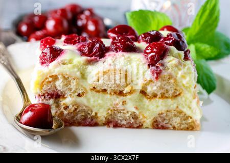 Torta alla ciliegia con biscotti da donna. Dolce da festa Foto Stock