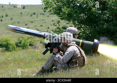 I marines statunitensi con la forza rotante del Mar Nero sparano un FGM-148 Javelin nella Babadag Training area, Romania, 19 maggio. Marines statunitensi, rumeni e bulgari Foto Stock