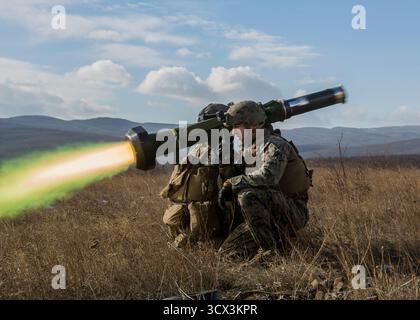 I Marines degli Stati Uniti sparano il missile Javelin FGM-148 durante un raggio di fuoco vivo per esercitazione Platinum Lion presso la Novo Selo Training area, Bulgaria, 15 dicembre, 2 Foto Stock