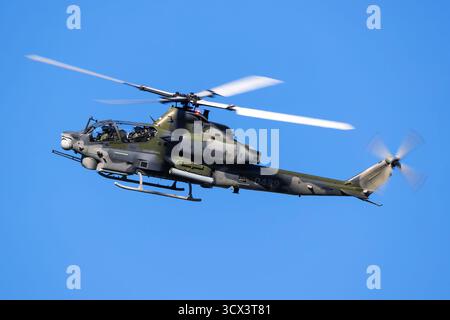 Ostrava, Repubblica Ceca - 19 settembre 2025: Elicottero d'attacco Bell AH-1Z Viper dell'Aeronautica militare ceca. Operazioni di volo. Aviazione militare e velivoli a rotazione. Foto Stock