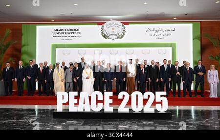 Sharm El Sheikh, Egitto. 13 ottobre 2025. Il presidente DEGLI STATI UNITI Donald Trump (C) si pone per una foto con i leader mondiali durante un vertice a Gaza a Sharm el-Sheikh il 13 ottobre 2025. Copresieduto dal presidente degli Stati Uniti Donald Trump e dal presidente el-Sisi, il vertice ha riunito più di 20 leader mondiali per commemorare il cessate il fuoco di Gaza e il rilascio degli ostaggi israeliani in cambio di detenuti palestinesi. Foto della Presidenza egiziana/UPI credito: UPI/Alamy Live News Foto Stock