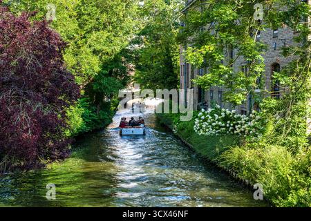 Barche turistiche sul canale viste da Pont du Béguinage (Begijnhofbrug) nel centro storico di Bruges nelle Fiandre occidentali, Belgio, Europa Foto Stock