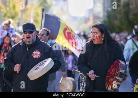 Seattle, Stati Uniti. 13 ottobre 2025. Seattle celebra la giornata dei popoli indigeni con Una marcia attraverso il centro credito: Alex Garland/Alamy Live News Foto Stock