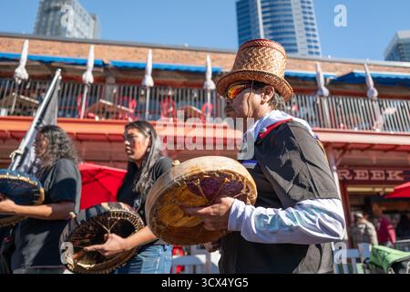 Seattle, Stati Uniti. 13 ottobre 2025. Seattle celebra la giornata dei popoli indigeni con Una marcia attraverso il centro credito: Alex Garland/Alamy Live News Foto Stock