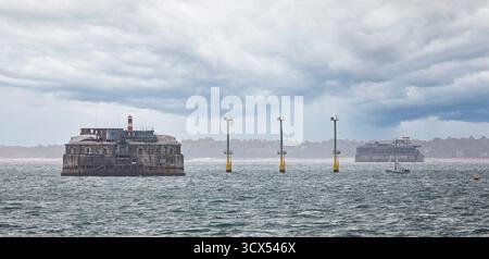 Spitbank e Solent Forts, due storici forti marini nel Solent, al largo di Portsmouth, Hampshire, Regno Unito, in una giornata tempestosa, il 30 settembre 2021 Foto Stock