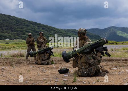 US Marines con 12th Littoral Combat Team, 12th Marine Littoral Regiment, 3rd Marine Division, prepararsi a sparare l'FGM-148 Javelin durante Resolute D. Foto Stock