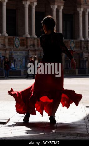 La silhouette di un ballerino di flamenco per le strade di Siviglia, Spagna. Foto Stock