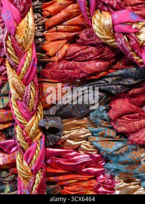 SEATTLE - APR 23, 2025 - tessuto intrecciato colorato caratterizzato da vari motivi e materiali, tra cui filo d'oro e nastri di seta sari, crea un vibr Foto Stock