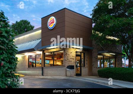 Burger King, fast food, ristorante all'esterno dell'edificio con vista sul negozio Foto Stock