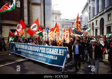 Milano, Italia. 13 ottobre 2025. Milano, la manifestazione a Palazzo Marino dopo il rifiuto da parte del Consiglio Comunale della mozione di porre fine al gemellaggio con Tel Aviv e alle relazioni istituzionali con Israele. Nella foto: Un momento della dimostrazione. Credito: Agenzia fotografica indipendente/Alamy Live News Foto Stock