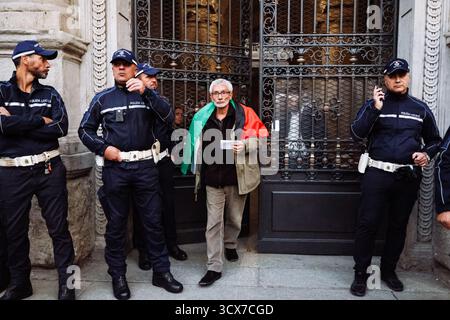 Milano, Italia. 13 ottobre 2025. Milano, la manifestazione a seguito del rifiuto del Consiglio Comunale della mozione di porre fine al gemellaggio con Tel Aviv e alle relazioni istituzionali con Israele a Palazzo Marino. Nella foto: Carlo Monguzzi (consigliere comunale) credito: Agenzia fotografica indipendente/Alamy Live News Foto Stock