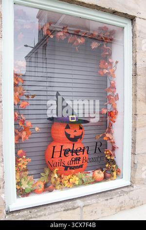 Decorazioni di Halloween nella vetrina Nails and Beauty Shop Foto Stock