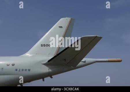 La coda di un aereo di pattuglia marittima giapponese (JMSDF) Kawasaki P1 che mostra l'antenna del rilevatore di anomalie magnetiche (MAD). Giappone Foto Stock