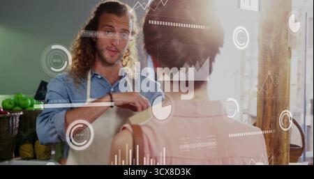 Venditore di gesti che indossa camicia e grembiule che consigliano all'acquirente di tenere la borsa tote in stalla, con cesti Foto Stock