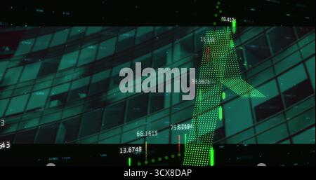 Visualizzazione di una freccia verde tratteggiata che tende verso l'alto sulla facciata in vetro con barre portacandele, spazio per copiare Foto Stock