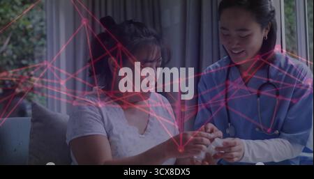 Infermiere in blu che assiste il paziente utilizzando il glucometro sul lettino, sovrapposizione di rete visibile Foto Stock