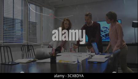 Colleghi in abbigliamento da lavoro che rivedono i progetti nella sala conferenze, con computer portatili e monitor Foto Stock