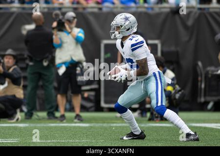 Charlotte, North Carolina, Stati Uniti. 12 ottobre 2025. North Carolina, USA; il wide receiver dei Dallas Cowboys Jalen Cropper (16) restituisce un punt al Bank of America Stadium di Charlotte, North Carolina. Jonathan Huff/CSM/Alamy Live News Foto Stock
