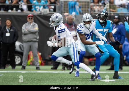 Charlotte, North Carolina, Stati Uniti. 12 ottobre 2025. North Carolina, USA; il wide receiver dei Dallas Cowboys Jalen Cropper (16) restituisce un punt al Bank of America Stadium di Charlotte, North Carolina. Jonathan Huff/CSM/Alamy Live News Foto Stock