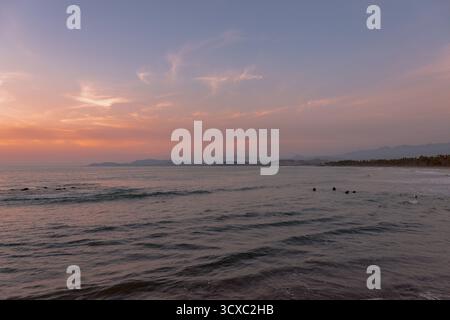 Playa Linda a Ixtapa, Messico, durante un caldo tramonto tropicale sulla costa del Pacifico. Foto Stock