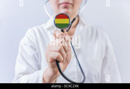 Medico donna con stetoscopio con bandiera boliviana. Sistema sanitario nazionale della Bolivia Foto Stock