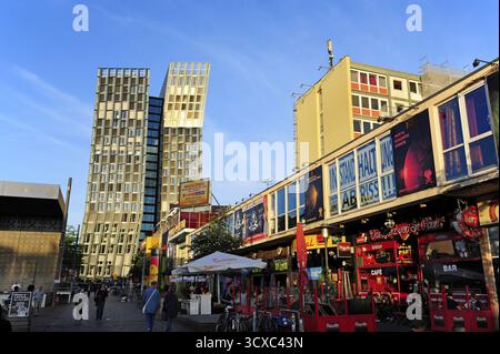 Edificio per uffici Dancing Towers, Reeperbahn in serata, St. Pauli, città anseatica di Amburgo, Germania Foto Stock