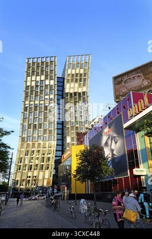 Edificio per uffici Dancing Towers, Reeperbahn in serata, St. Pauli, città anseatica di Amburgo, Germania Foto Stock