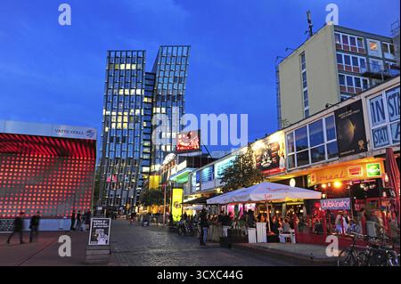 Edificio per uffici Dancing Towers, Reeperbahn in serata, St. Pauli, città anseatica di Amburgo, Germania Foto Stock