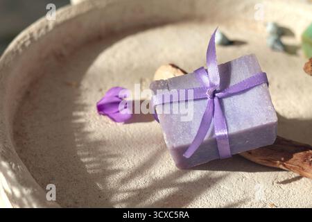 Cubi di sapone naturale sullo sfondo di elementi naturali. Artigianato e hobby. Cosmetici e bellezza. Prodotti ecocompatibili. Sfondo Foto Stock