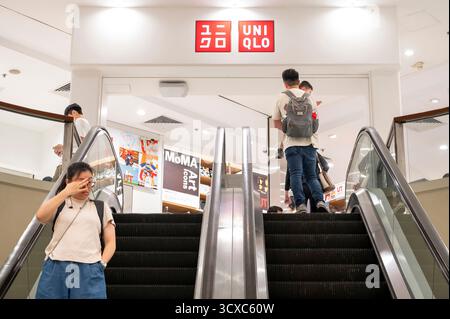 Hong Kong, Cina. 13 ottobre 2025. Gli acquirenti sono visti fuori dal negozio di abbigliamento giapponese Uniqlo di Hong Kong. Credito: SOPA Images Limited/Alamy Live News Foto Stock