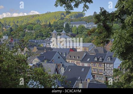 Paesaggio urbano con chiesa romanica collegiata di S. Crisanto e Daria, Bad Muenstereifel, Ahrgebirge, Eifel, Renania settentrionale-Vestfalia, Germania Foto Stock