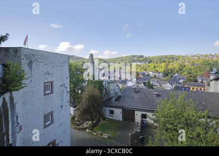 Vista del paesaggio urbano dal castello, Bad Muenstereifel, Ahrgebirge, Eifel, Renania settentrionale-Vestfalia, Germania Foto Stock