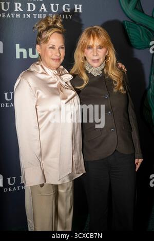 New York, Stati Uniti. 13 ottobre 2025. NEW YORK, NEW YORK - 13 OTTOBRE: (L-R) Patricia Arquette e Rosanna Arquette assistono alla prima di Hulu 'Murdaugh: Death in the Family' a New York al 7 di Hudson Square il 13 ottobre 2025 a New York. Crediti: Ron Adar/Alamy Live News Foto Stock