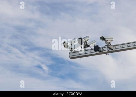 Uno scatto ravvicinato di più fotocamere high-tech e unità flash montate su un'asta portamicrofono, utilizzate per l'applicazione del traffico, flash flessibili (per la velocità) e fla di messa a fuoco Foto Stock
