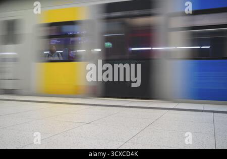 Ingresso sotterraneo S-Bahn, treno, Classe 420 Generation 2025, piattaforma, fermata, stazione del centro città, trasporti pubblici, Movement Effect, VVS, Stuttgart tra Foto Stock