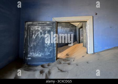 Montagne di sabbia in un'ex abitazione, fotografia interna, Kolmanskop, area ristretta di diamanti, vicino a Luederitz, regione del Karas, Namibia Foto Stock