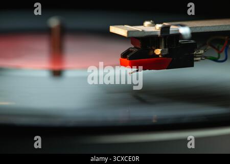 registrazione in vinile su giradischi con particolare attenzione alla riproduzione dell'ago Foto Stock