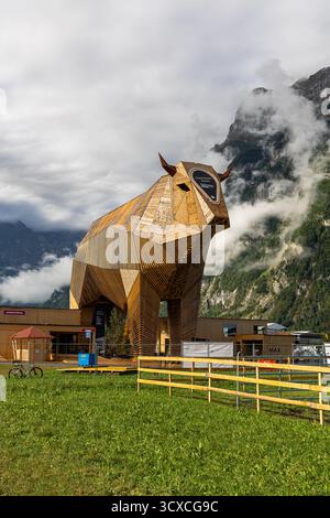 Mollis, Svizzera - agosto 29. 2025: La grande mucca di legno (21 metri di altezza) al Swiss Wrestling and Alpine Festival, che è la più tradizionale Foto Stock